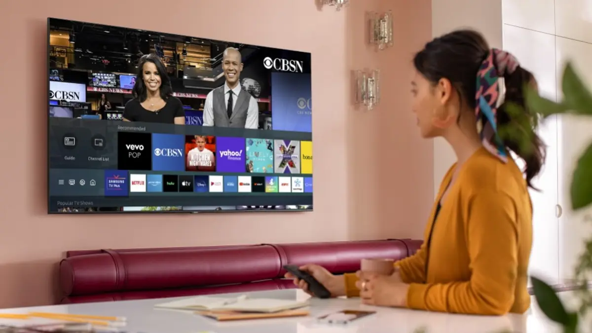 IPTV auf dem Fernseher: Smart TV mit App-Übersicht im Wohnzimmer